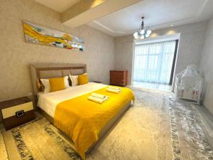 Giường trong phòng chung tại Downtown Dushanbe