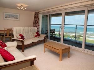 een woonkamer met uitzicht op de oceaan bij Apartment 5 Latitude 51 Westward Ho! in Westward Ho