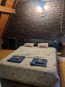 una camera da letto con un letto con due asciugamani sopra di La Alpina a Chivilcoy