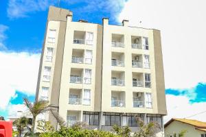 Un edificio alto con balcones a los lados. en Palm Beach Apart Hotel, en Florianópolis 28 fotos más