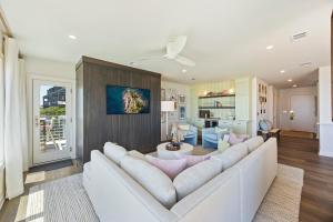 een woonkamer met een grote witte bank bij WS4456: 4456 Windswept in Kiawah Island