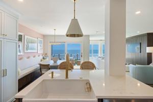 een keuken en woonkamer met uitzicht op de oceaan bij WS4456: 4456 Windswept in Kiawah Island