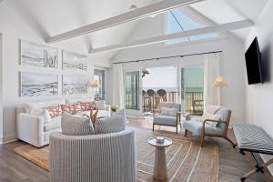 a living room with a white couch and chairs at MW4205: 4205 Mariners Watch in Kiawah Island