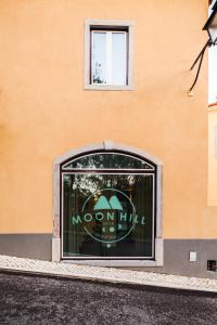 een raam van een momohut aan de zijkant van een gebouw bij Moon Hill Hostel in Sintra
