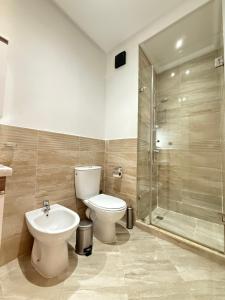 马拉喀什Appartement haut standing的浴室里有马桶、洗手池和淋浴。