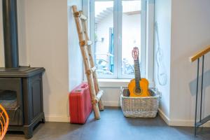 een kamer met een gitaar, een koffer en een raam bij Moon Hill Hostel in Sintra +71 foto's