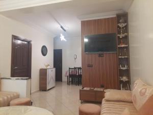 Μια τηλεόραση ή/και κέντρο ψυχαγωγίας στο Kerouch house