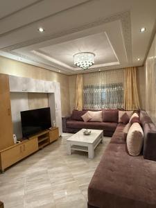 马拉喀什Appartement haut standing的带沙发和电视的客厅