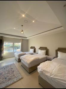 Postel nebo postele na pokoji v ubytování شاليه المزرعة