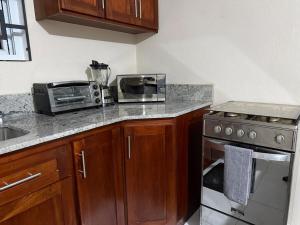 Kuchyň nebo kuchyňský kout v ubytování Blue Hole Breeze 5mins Blue Hole 10mins Beach