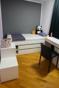 アクラネースにあるCozy little apartment in Akranes, Icelandのベッドと机と椅子のある寝室