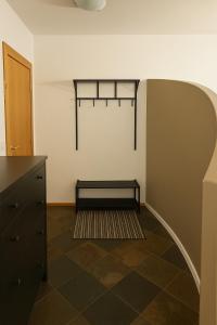 アクラネースにあるCozy little apartment in Akranes, Icelandのベンチ付きの部屋