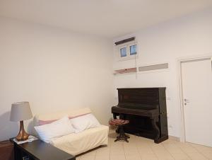 a living room with a couch and a piano at La Casetta in Ancona