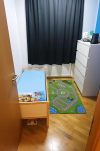 アクラネースにあるCozy little apartment in Akranes, Icelandの床におもちゃ箱が置かれた子供部屋