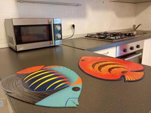 a kitchen with a microwave and two plates on a counter at La Casetta in Ancona