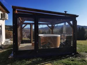 Nespecifikovaný výhled na hory nebo výhled na hory při pohledu z prázdninového domu