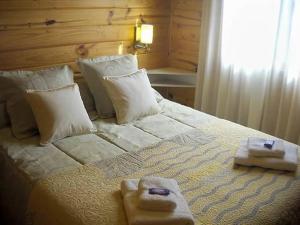ein Bett mit zwei Handtüchern darauf in der Unterkunft Complejo Los Abedules in La Cumbrecita