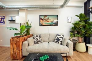 een woonkamer met een bank en een tafel bij Loods - RDC G in Parijs