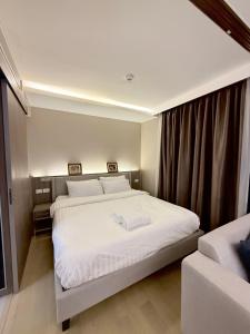 a bedroom with a large bed with white sheets at Cozy room in Sukumvit in Bangkok