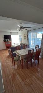 TV a/nebo společenská místnost v ubytování Casa Bahía Calderilla - Vista al Mar y Quincho Familiar