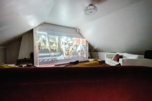 Cette chambre dispose d'un grand écran avec un film. dans l'établissement Maison bonheur proche GIVERNY et top pour télétravail, à Haute-Isle