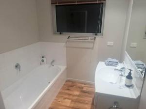 Ванная комната в Holden's Bay Honey - Relax by the lake