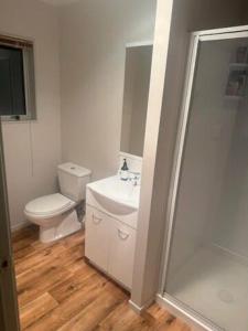 Ванная комната в Holden's Bay Honey - Relax by the lake