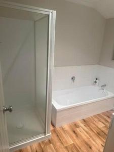 Ванная комната в Holden's Bay Honey - Relax by the lake