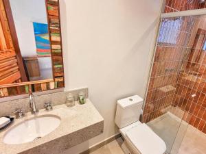 ein Badezimmer mit Toilette, Waschbecken und Dusche in der Unterkunft Luxo e requinte em um só lugar casa Santo Antônio in Ilhabela + 21 Fotos
