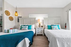 2 Betten in einem blau-weißen Zimmer in der Unterkunft The No Problem at Cottages in Sand Bluff