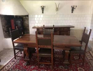 ein Holztisch und Stühle in einem Zimmer in der Unterkunft Casa Fratomari - The Alpine dream in Lombro