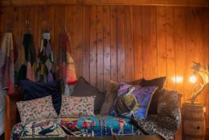 ein Zimmer mit einer Couch mit Kissen und einem Schrank in der Unterkunft Casa Fratomari - The Alpine dream in Lombro