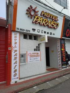 Un letrero de hotel Paso en el lateral de un edificio en Hotel Paraiso, en Feira de Santana