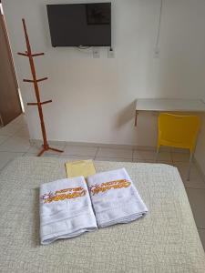 Dos toallas sobre una mesa en una habitación en Hotel Paraiso, en Feira de Santana