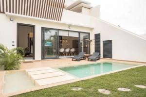 una casa con piscina en el patio en 4BDR Luxury Villa 2 Private Pools 10 min Beach & Zamna, en Tulum
