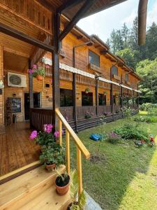 een uitzicht op een gebouw met planten en bloemen bij PENSIUNEA VALEA CETATII in Rîşnov +19 foto's