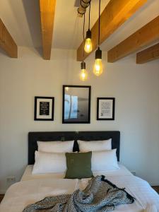 a bedroom with a large bed with white pillows at FeWo - LOFT Mosel & Weinquartier, Balkon, Parkplatz, moderne Küche, bis 8 Personen in Piesport