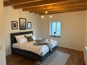 a bedroom with a bed and a window at FeWo - LOFT Mosel & Weinquartier, Balkon, Parkplatz, moderne Küche, bis 8 Personen in Piesport