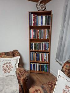 een boekenplank vol boeken in een woonkamer bij SUN vikendica in Rožaje