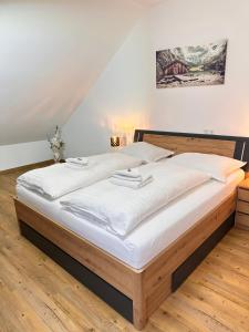 Postel nebo postele na pokoji v ubytování Lisingtal Premium SUPER-COSY Rooms + 13 fotografií