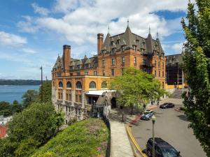 a large building with cars parked in front of it at Near Downtown & Waterfront, AC, Pet Friendly in Tacoma