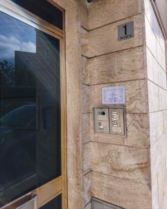 Una puerta de un edificio con un cartel en ella en Rooms Franca la Sarta, en Castellana Grotte