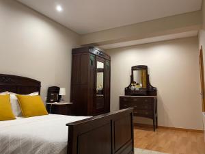 Un dormitorio con una cama, una cómoda y un espejo. en Casa do Pereiro, en Vieira do Minho 53 fotos más