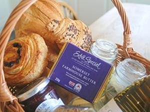 BurlescombeにあるWerescote Viewのさまざまな種類のパンと瓶が詰まったバスケット