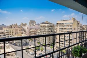 una vista de una ciudad desde un balcón en Lorenda hotel, en El Cairo