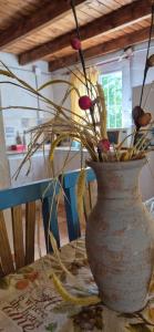 un jarrón con flores en él sentado en una mesa en Casa de Amigos - Moradillo, en Santa Rosa de Calamuchita