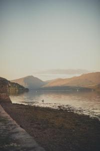 een waterlichaam met bergen op de achtergrond bij NICHT' Apartments Inveraray Town Centre in Inveraray
