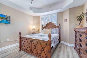 een slaapkamer met een houten bed en een raam bij Villa Vista Mare - 675 in Siesta Key +32 foto's
