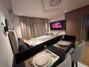 a room with a bed and a table with chairs at Studio meublé à PNR in Pointe-Noire