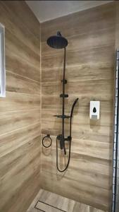 a shower in a bathroom with a light on the wall at Studio meublé à PNR in Pointe-Noire